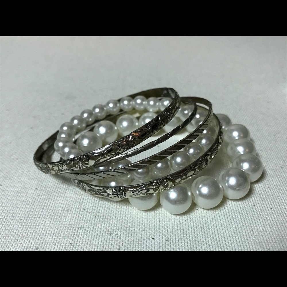 Set of bangles and pearl bracelets